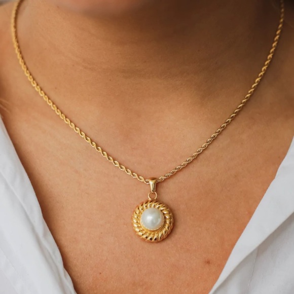 Jewelry - GP Twisted rope chain pendant necklace